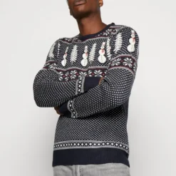 BRAVE SOUL Ebanezer - Jumper - Navy/White/Red -Default Template 5 17e426109f30448faeb8d319574c71e9 scaled