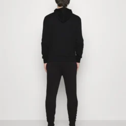 Logo Badge Tracksuit - Tracksuit - Black -Default Template 5 507580f97e7842e8b46085e8639d5daf scaled